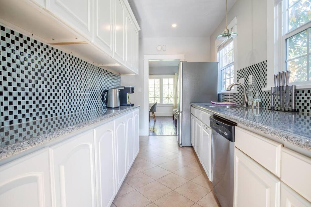 Hébergement de vacances Hollywood House With Parking - Walk To Attractions