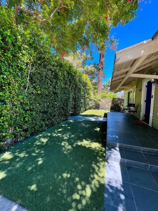Hébergement de vacances Hollywood House With Parking - Walk To Attractions