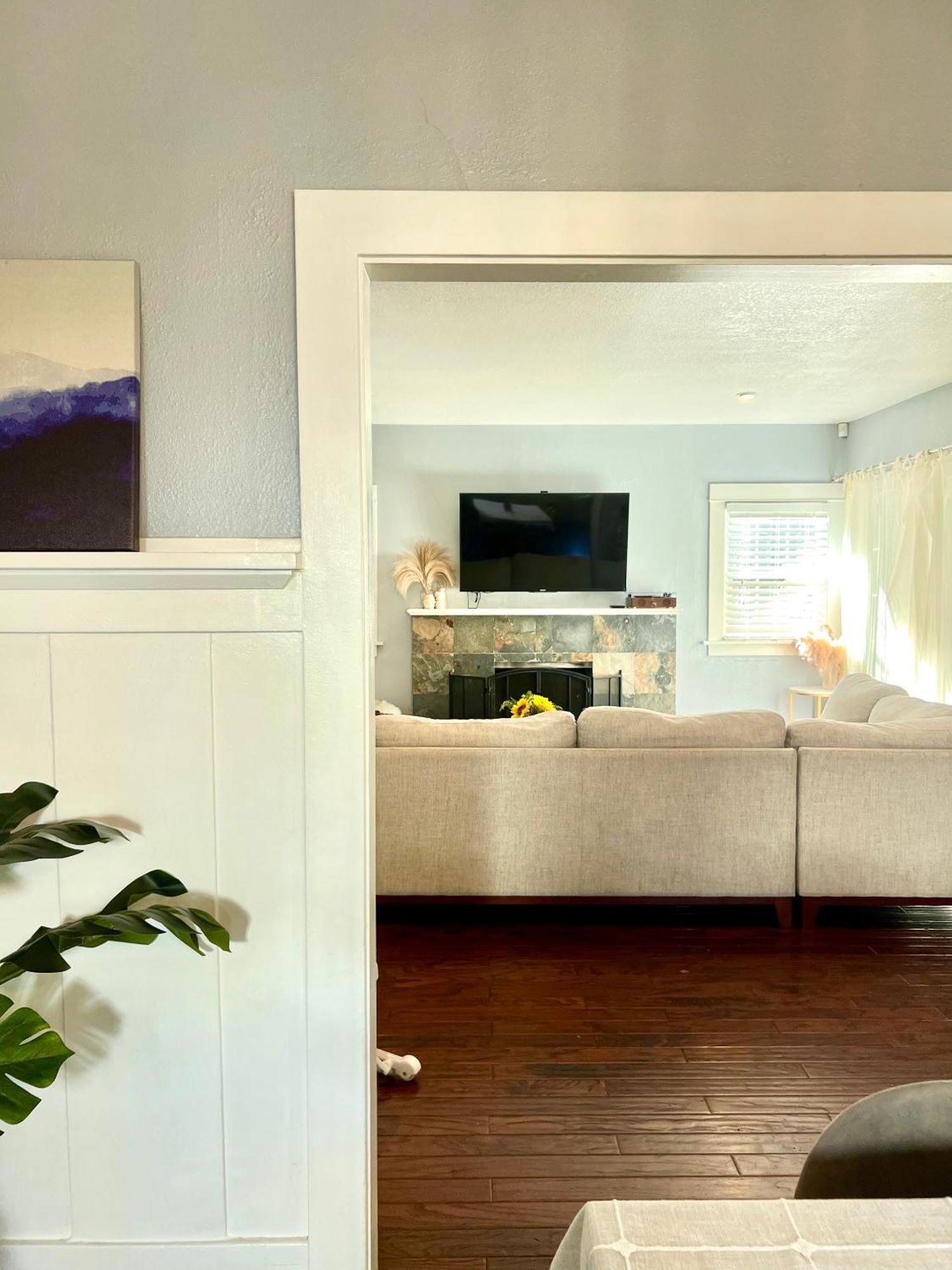 Hébergement de vacances Hollywood House With Parking - Walk To Attractions *