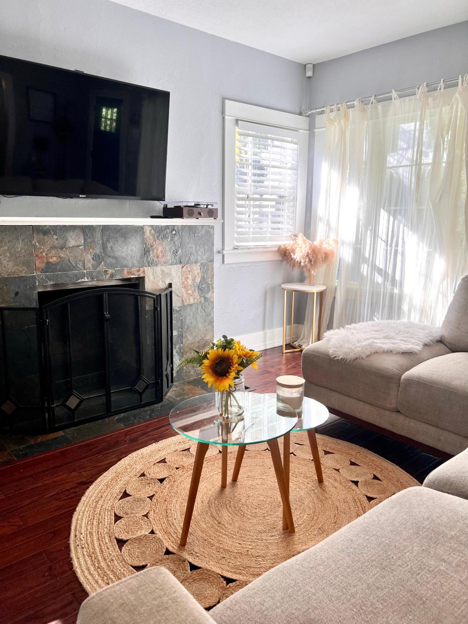 Hébergement de vacances Hollywood House With Parking - Walk To Attractions