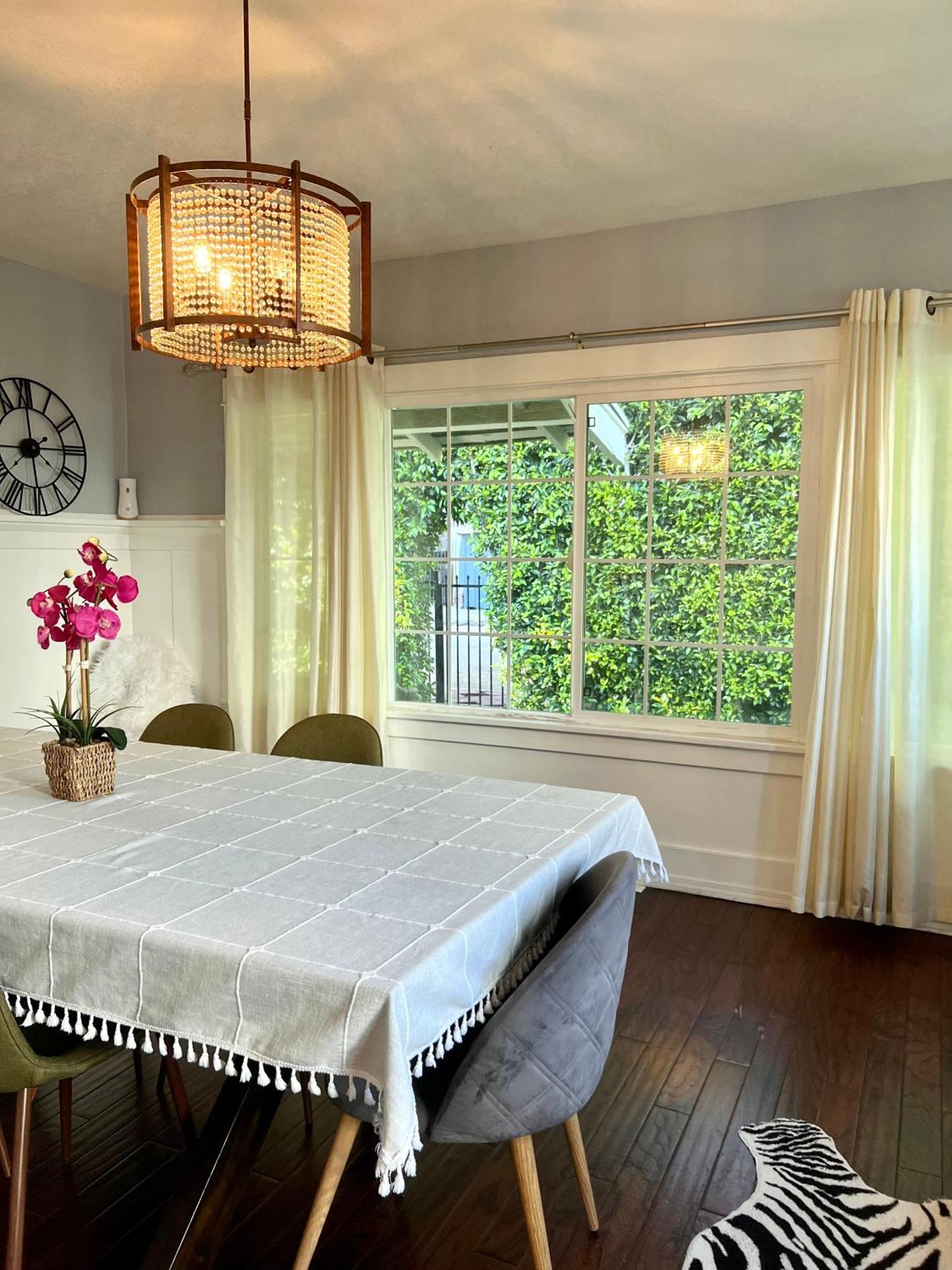 Hollywood House With Parking - Walk To Attractions Hébergement de vacances