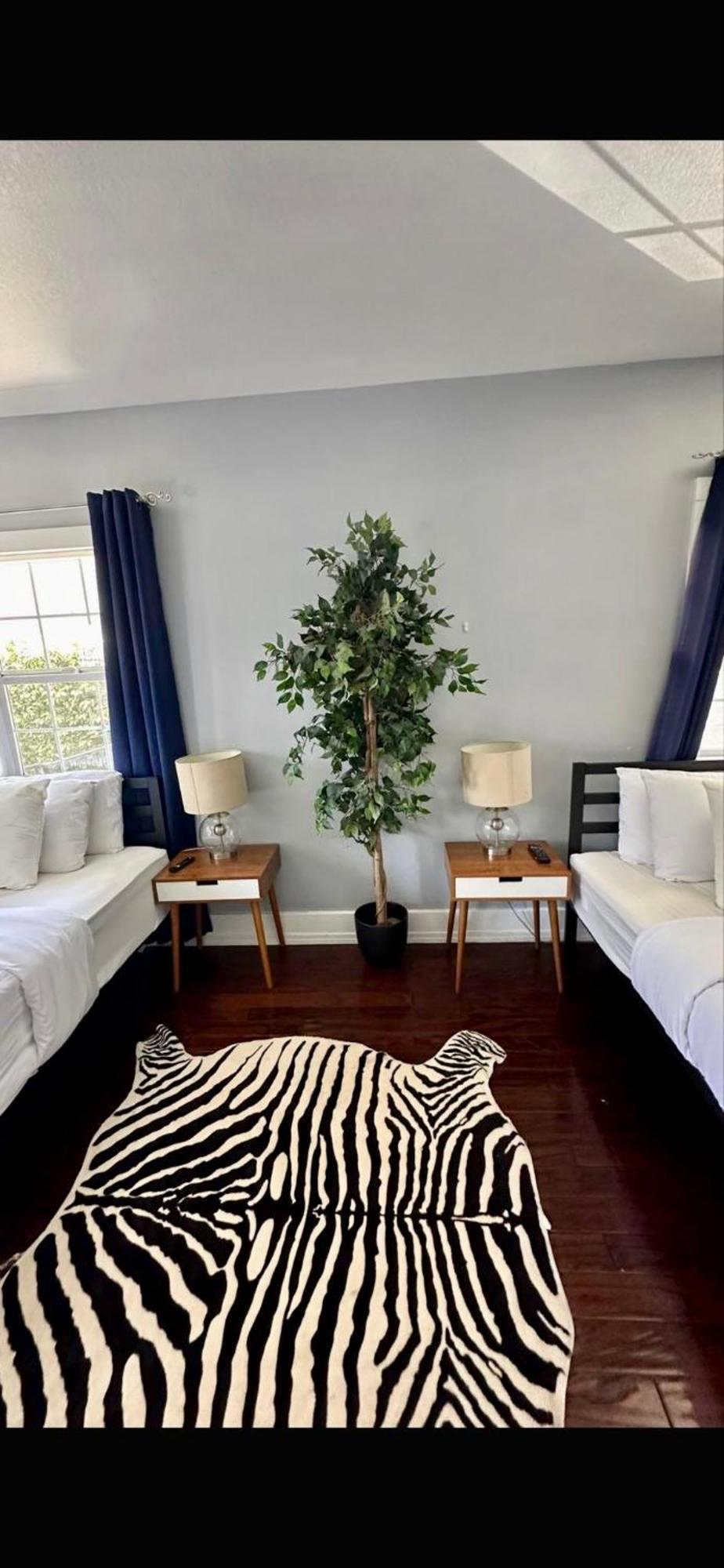Hollywood House With Parking - Walk To Attractions Hébergement de vacances *